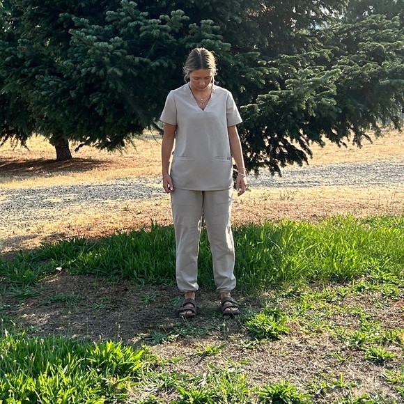 EUC small Figs scrub set - Picture 2 of 3